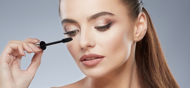 Rutina completa para fortalecer pestañas y cejas: guía definitiva para conseguirlas más largas, fuertes y densas